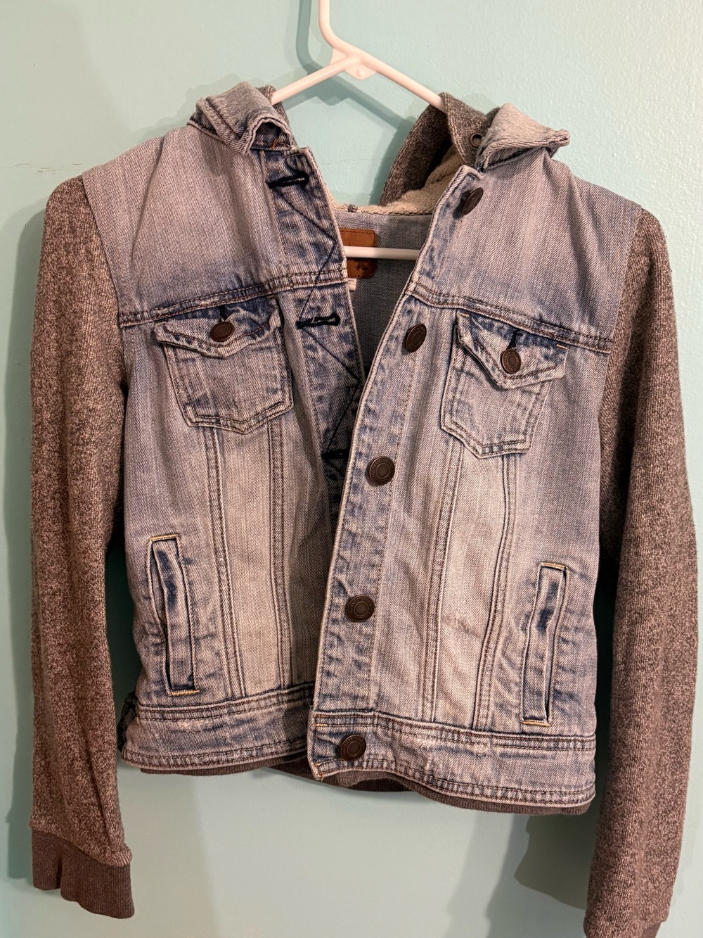American Eagle Outfitters Light Wash Denim Jacket with Gray Knit Sleeves